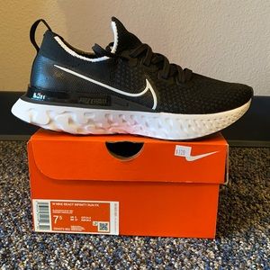 Women’s 7.5 Nike infinity react. Brand New